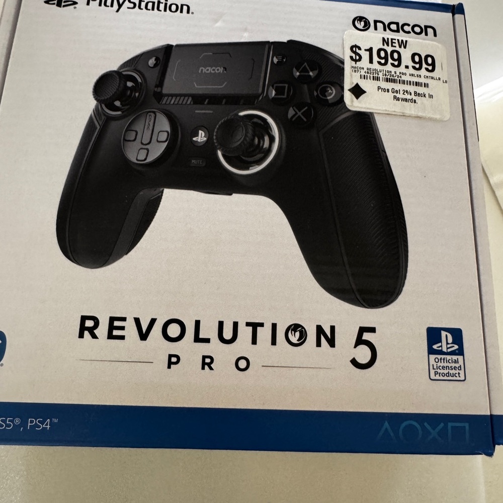 Revolution Black Pro Controller Ergonomic Design
